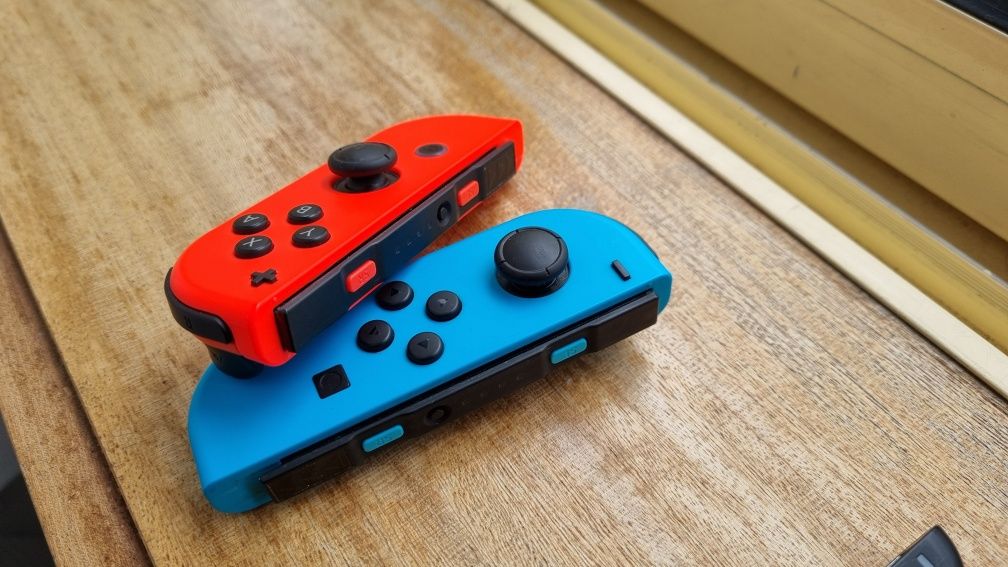 Joycons e Acessórios Comandos Nintendo Switch Vermelho e Azul