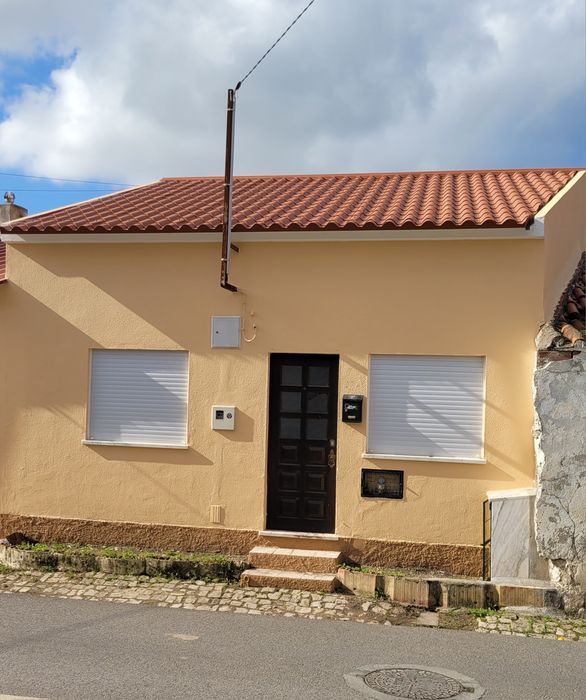 Arrenda-se casa com 2 assoalhadas na freguesia de Ventosa-T.Vedras