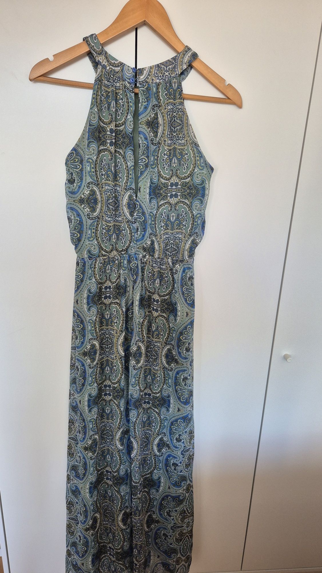 Letnia sukienka maxi w morskich kolorach