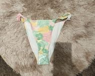 Reclaimed Vintage Inspired – Dół od bikini z falbankami w kwiatowy wzó