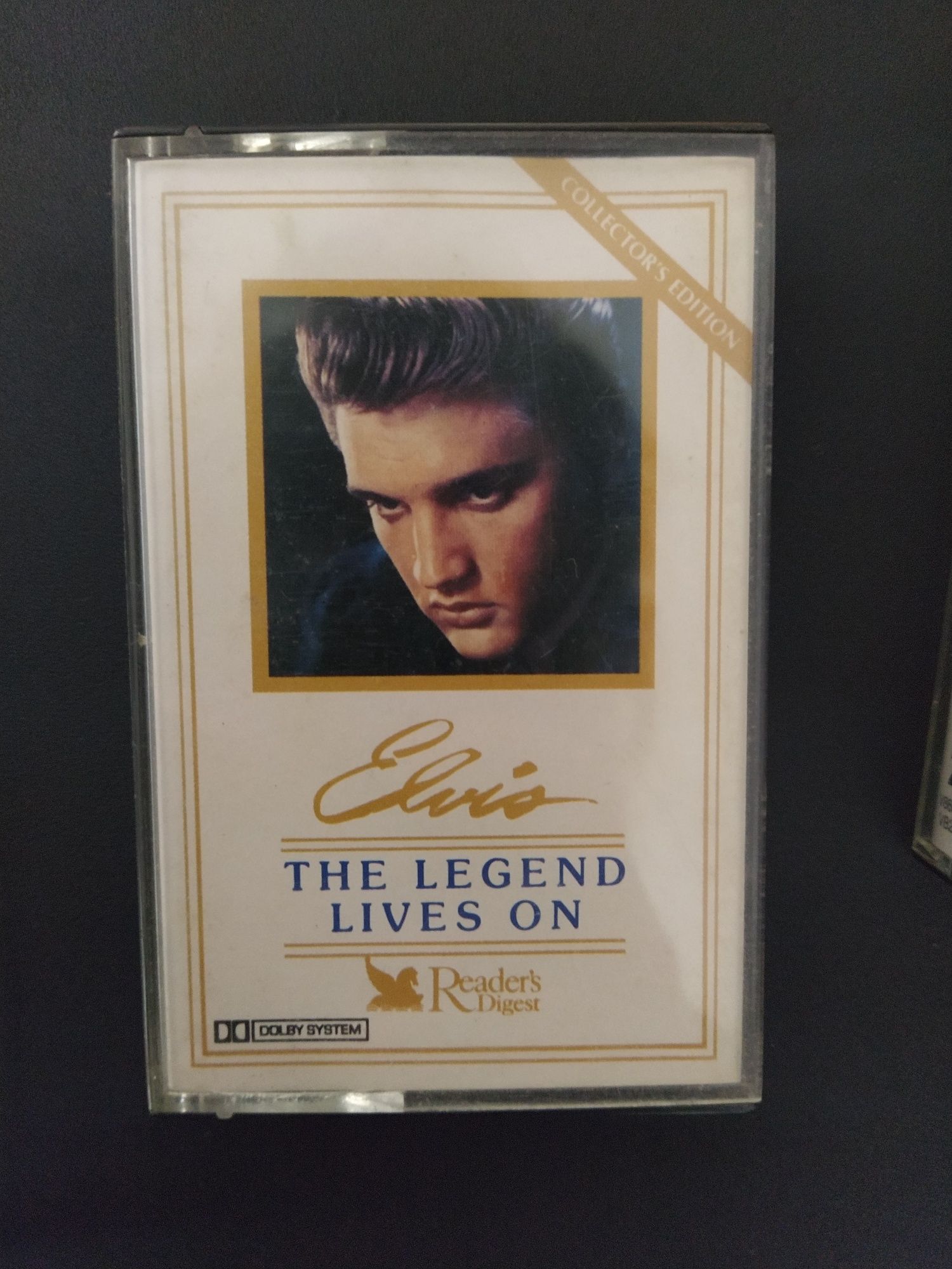Compilação de 4 Cassetes e 1 Livro de Elvis - "The Legend Lives On"