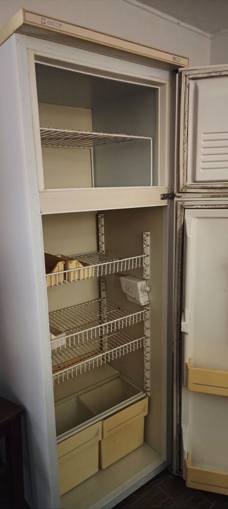Frigorífico com congelador separado