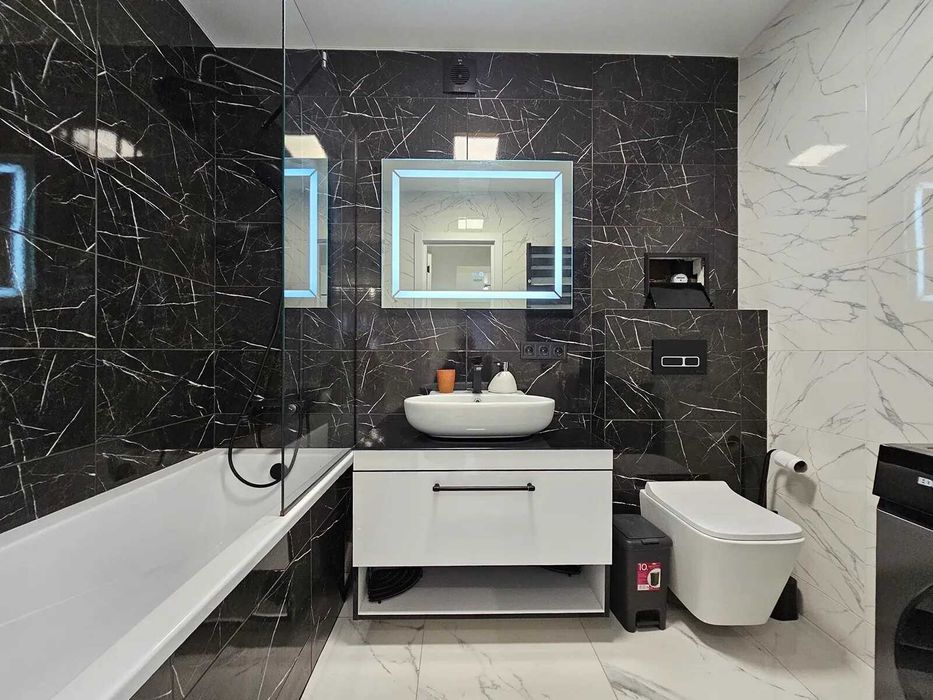 Двокімнатна з кухнею-студією біля стометрівки