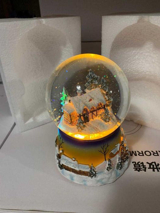 Новогодний музыкальный светильник-декор "Дом в шаре"