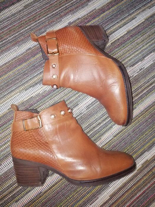 Sapatos, sandálias e botas  em couro n. 40