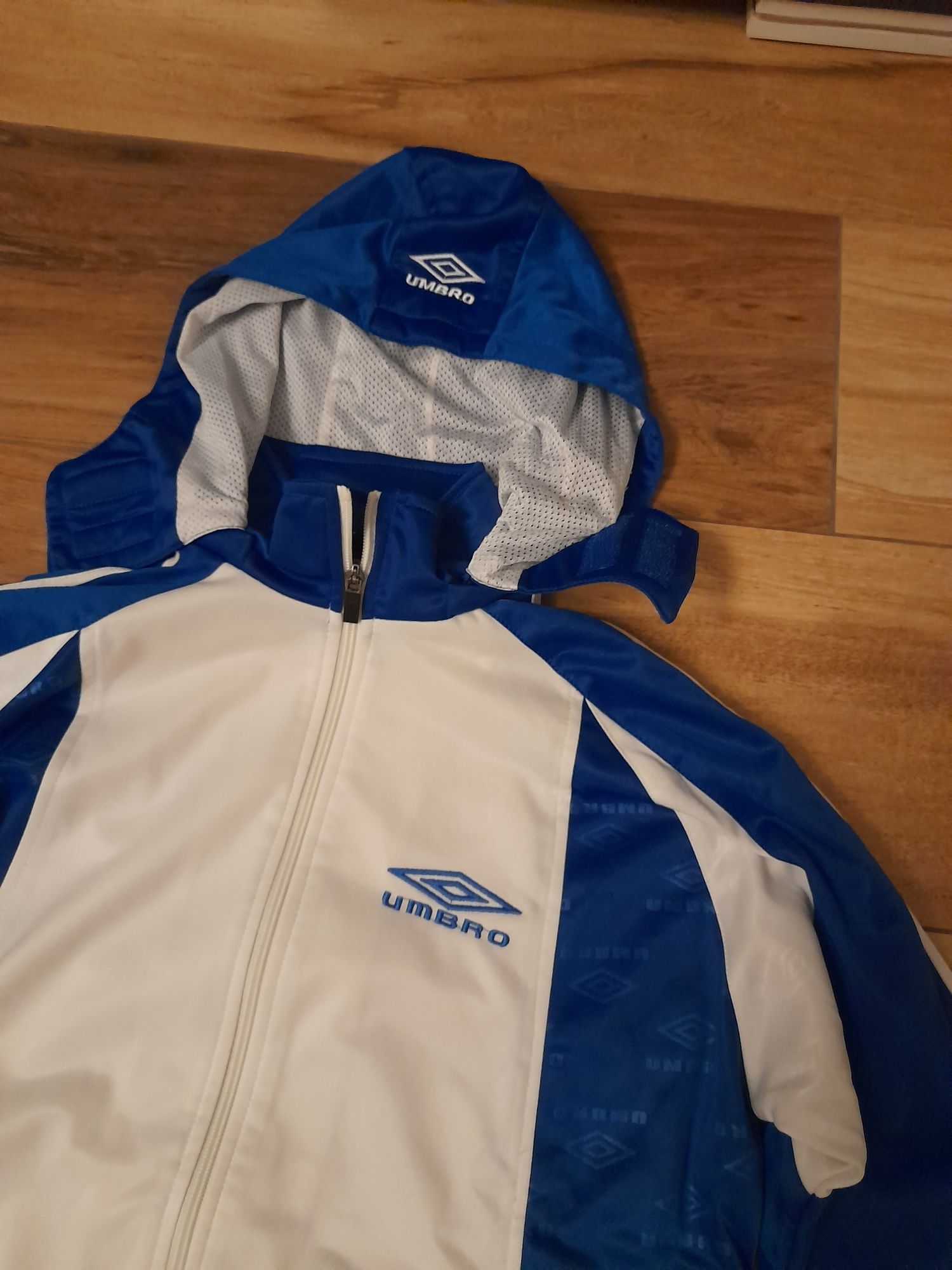 Fajna bluza Umbro z kapturem