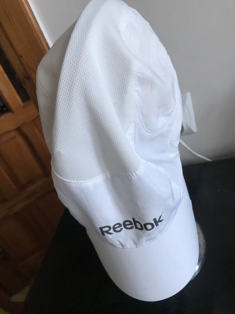 Czapka damska z daszkiem Reebok.