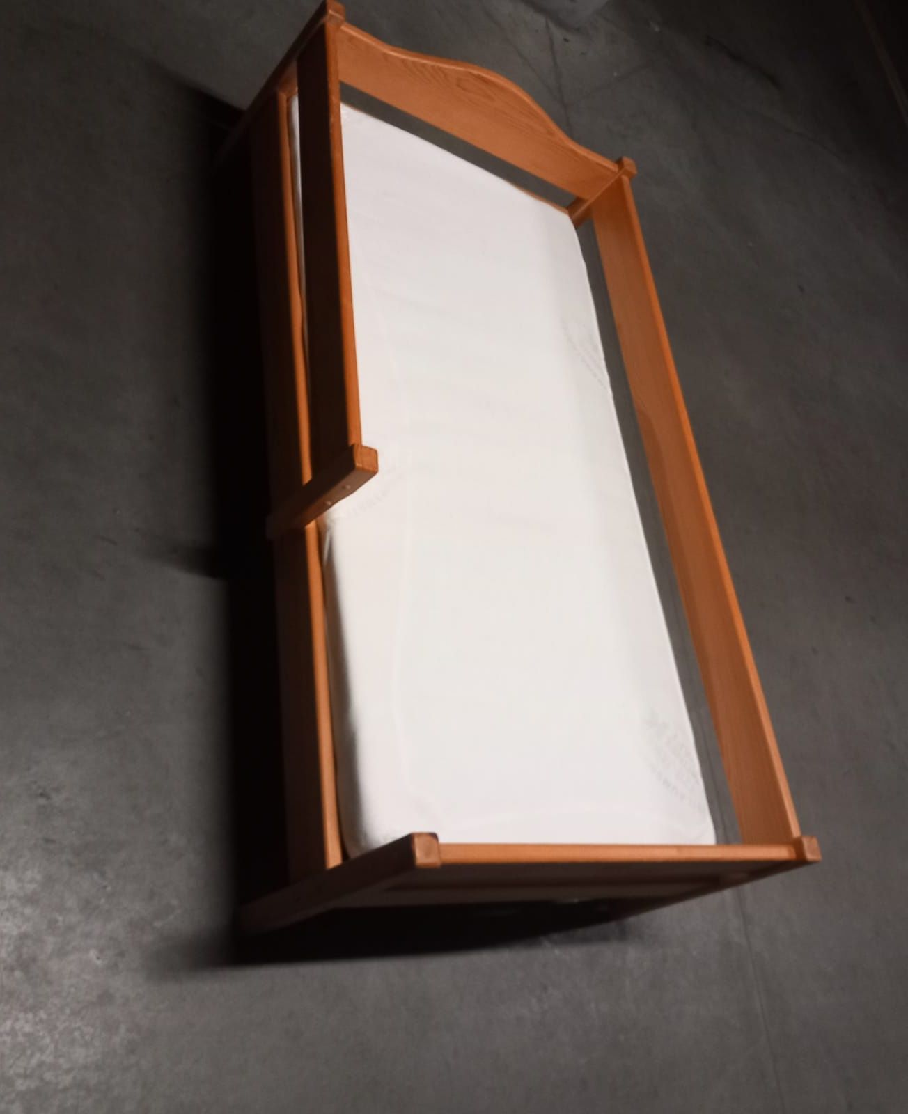 Drewniane łóżko dziecięce z materacem o wymiarach 160 cm x 80 cm