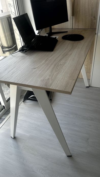 Secretária electrificada em madeira carvalho e lacado branco