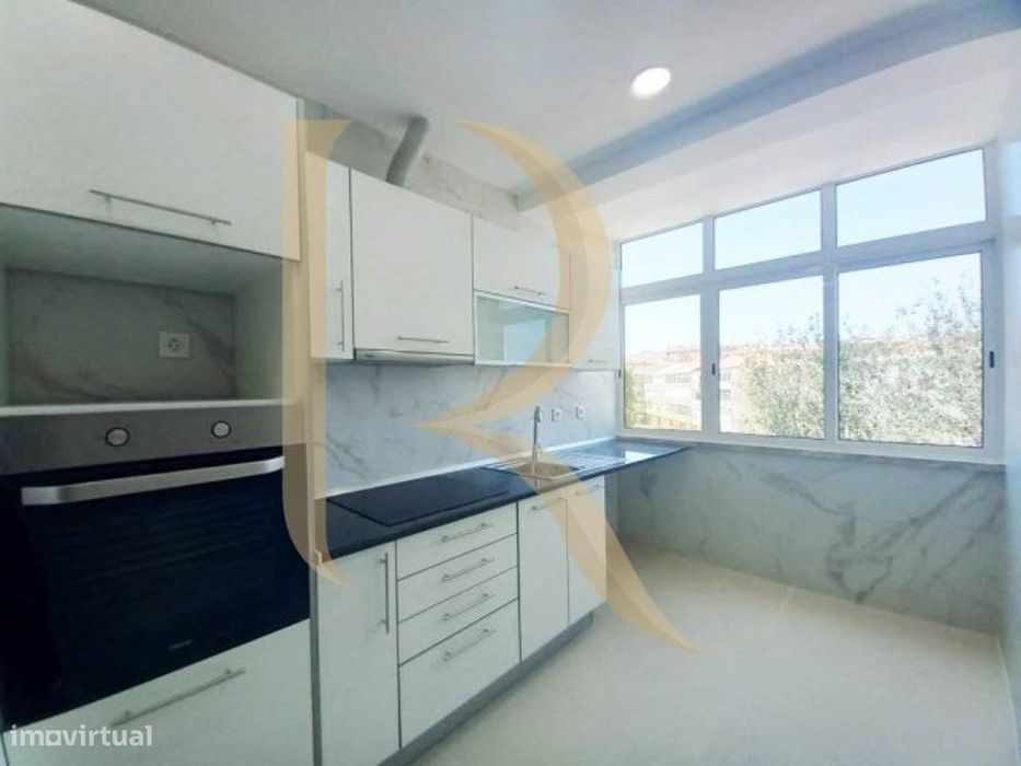 Apartamento T2 totalmente remodelado com elevador no Feijó - Laranj...