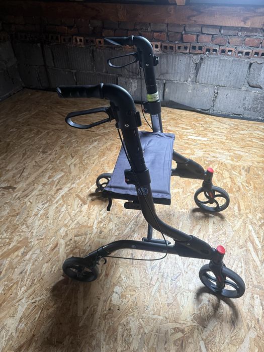 chodzik dla seniora z siedziskiem