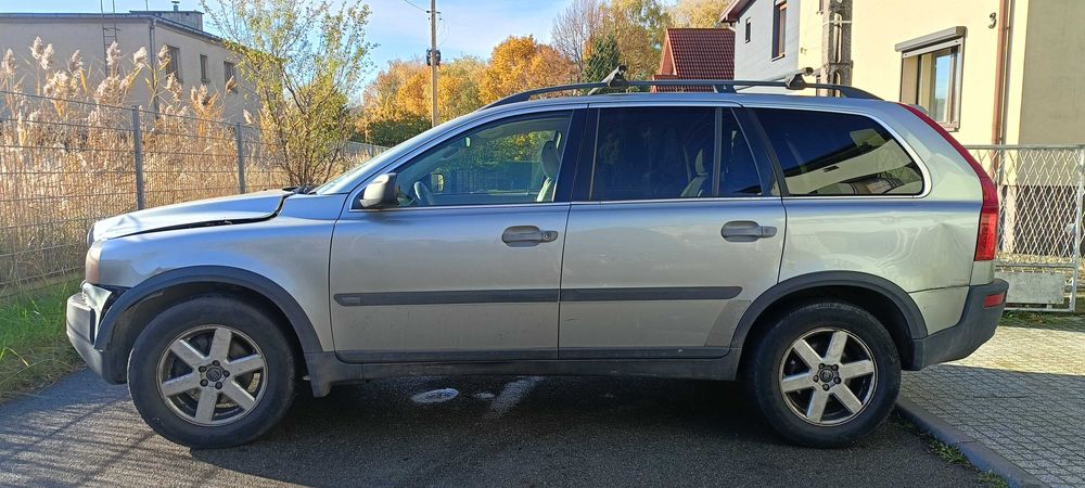 Samochód Volvo XC90, silnik 2.4l; z instalacją gazową; na chodzie