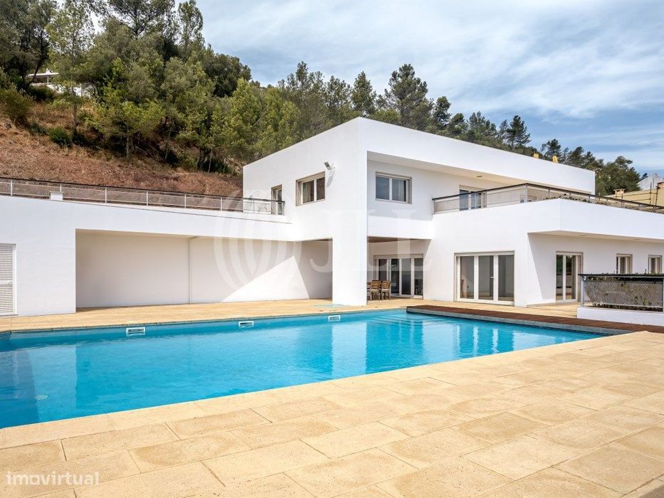 Moradia T4 com piscina e vista mar, na Baía de Sesimbra