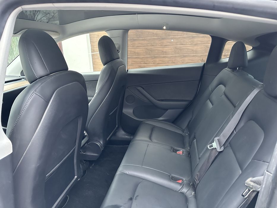 Tesla model Y ціла не биток long range