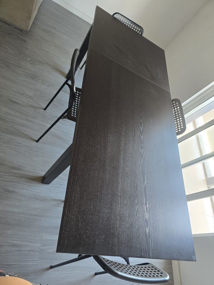 Vende-se mesa de jantar com quatro cadeiras, a mesa é extensível.