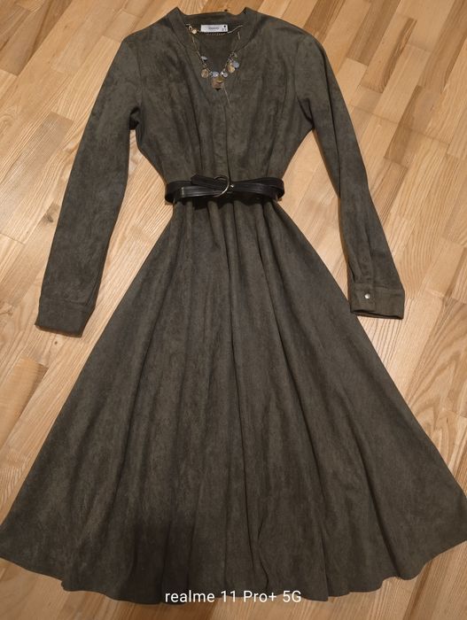 Ciepła zimowa rozpinana taliowana sukienka do karmienia S