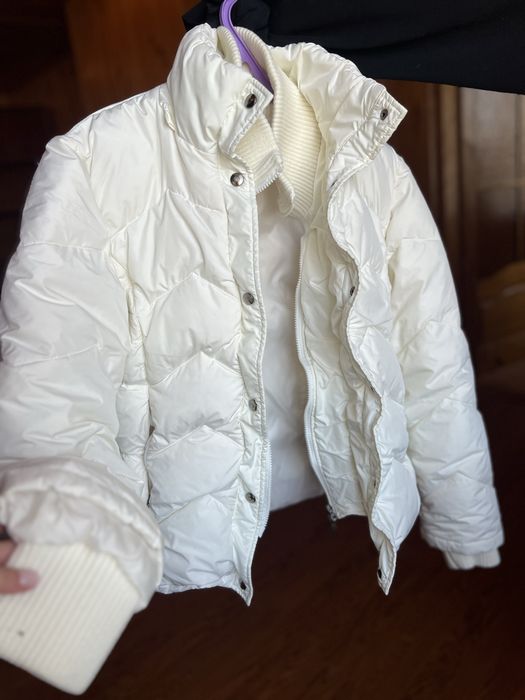 Жіночий пуховик з гусиного пуху.