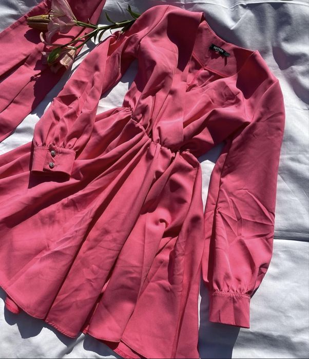 Красива рожева сукня