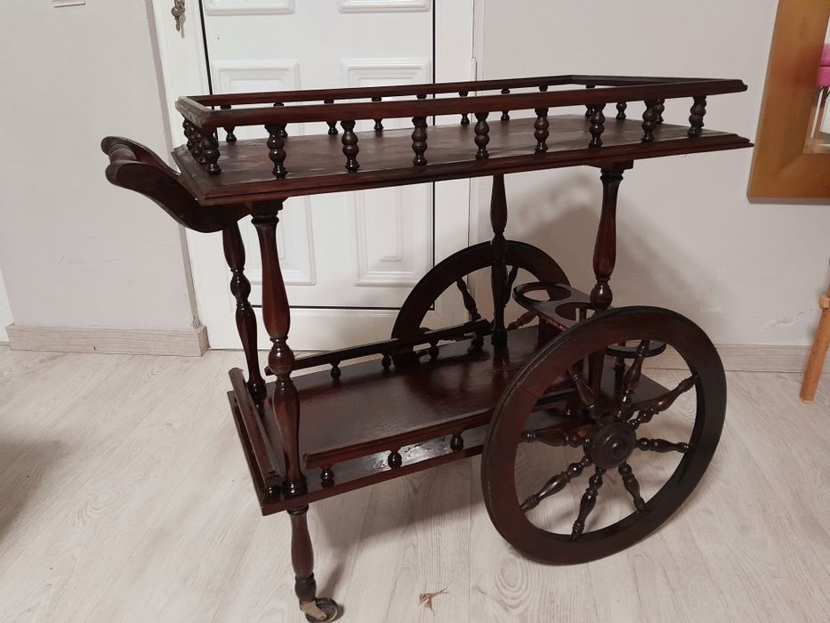 Antigo carrinho de chá em madeira