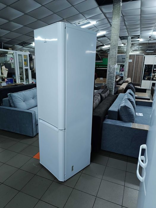 Двокамерий холодильник Indesit BIA20N