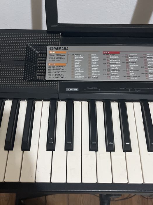 Yamaha piano digital com suporte e cabo