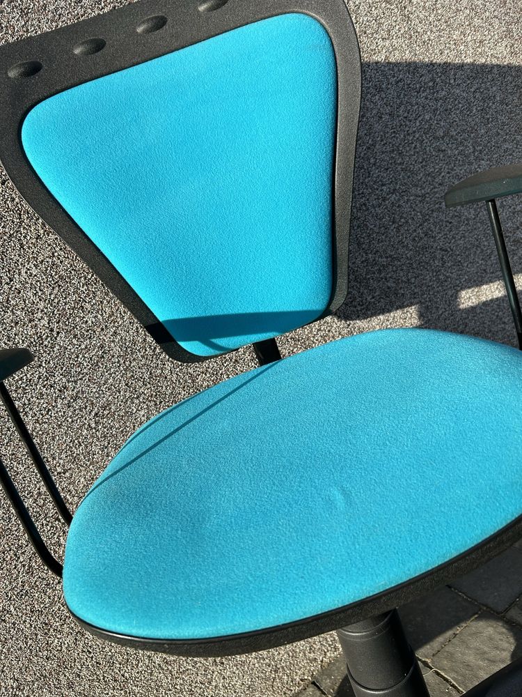 Krzesło obrotowe dla dziecka niebieskie