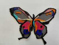 Piękna haftowana naszywka mały motyl.