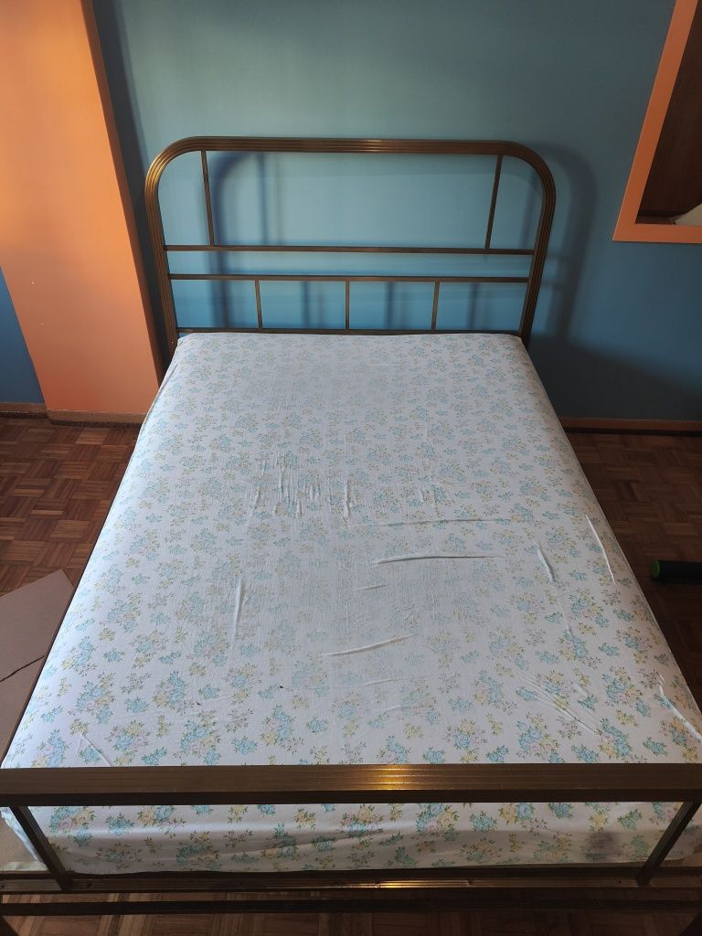 Cama com colchão e estrado