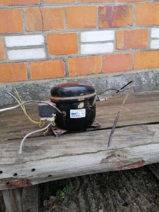 Компресор з холодильника.