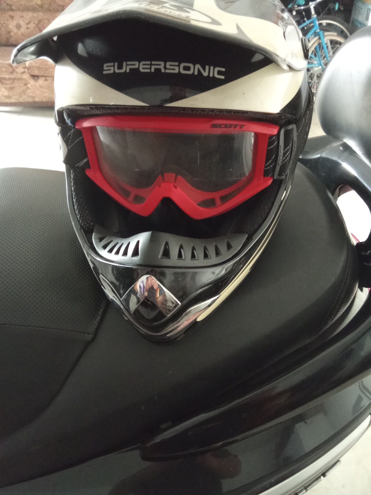 Capacete e óculos