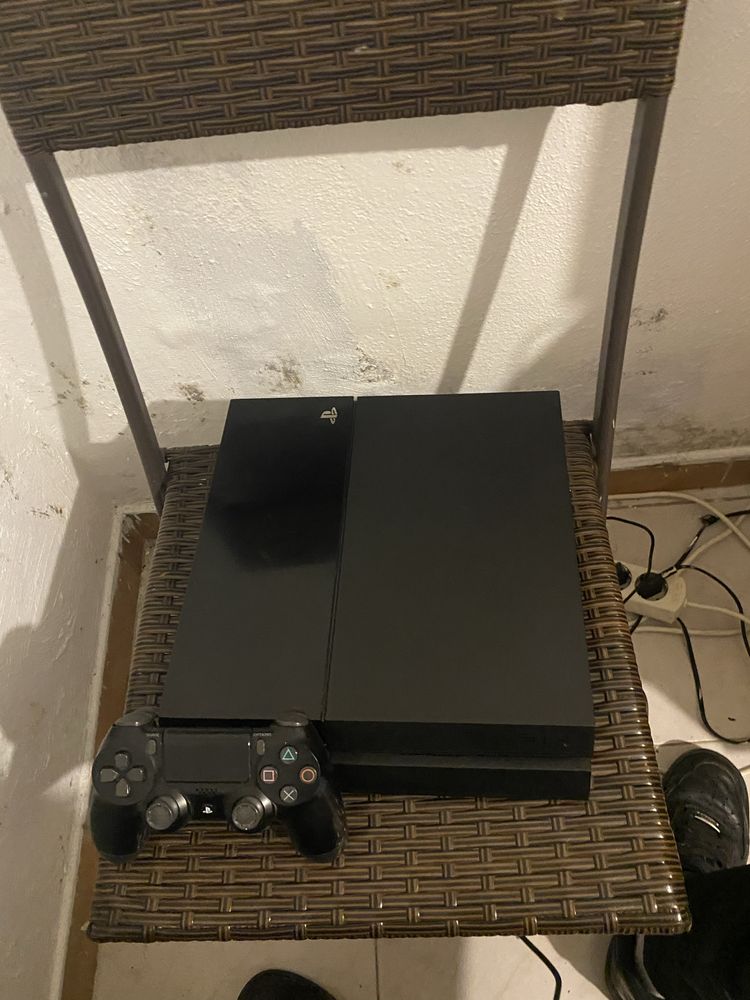 Play 4 TB + 2 jogos + 1 comando