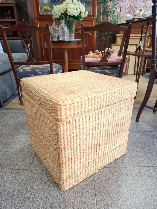 Banco/caixa em vime entrançado.