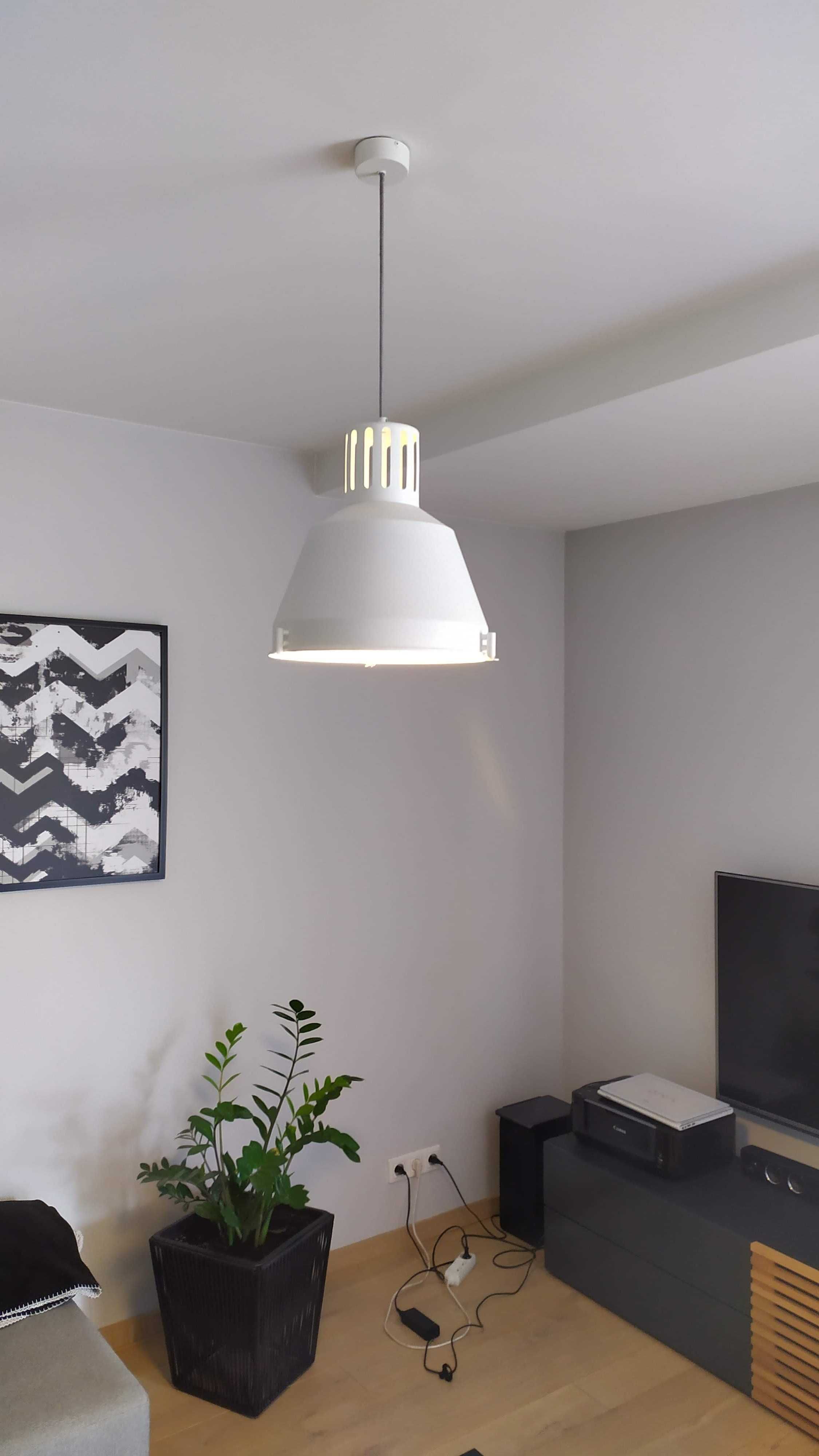 Biała metalowa lampa industrialna