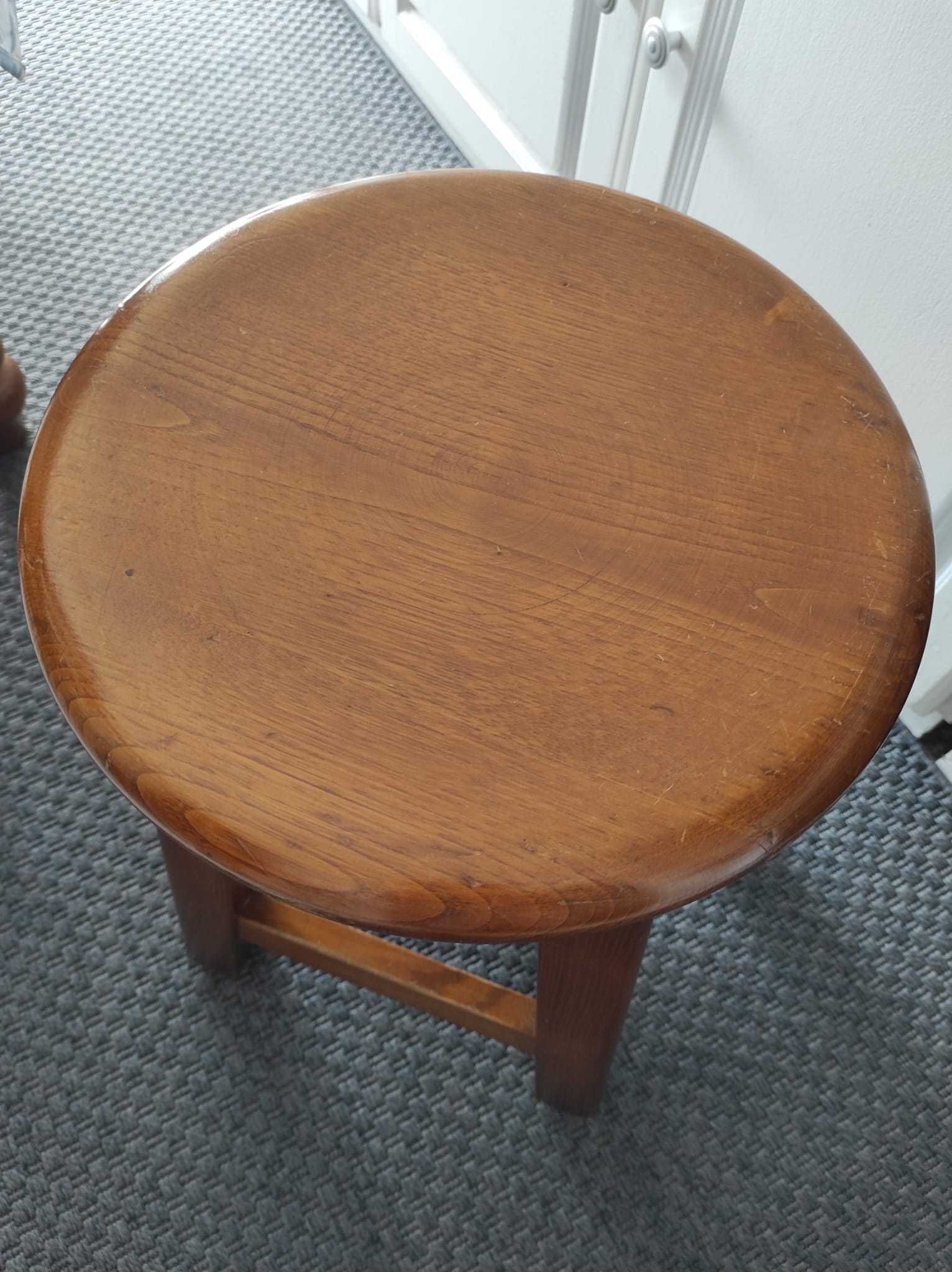 Conjunto de mesa, 4 cadeiras e 2 bancos em Mogno, 400€