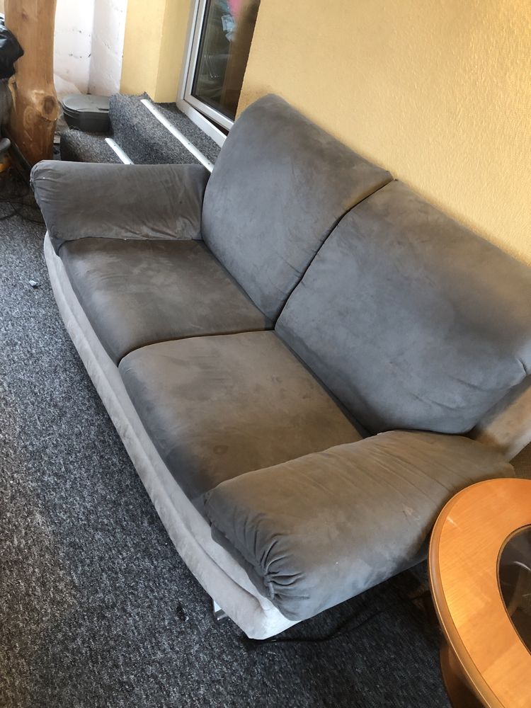 Szara dwukolorowa kanapa do salonu