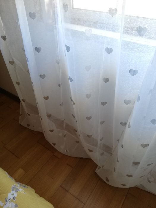 Cortinados brancos com corações cinza