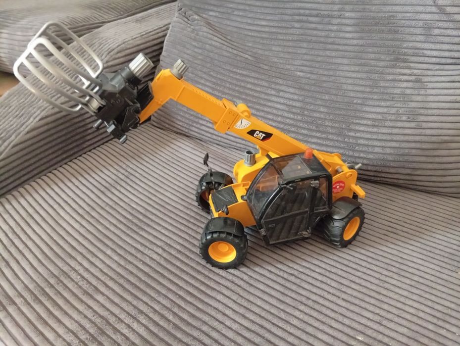 Zabawka Manitu podnośnik na baloty Bruder