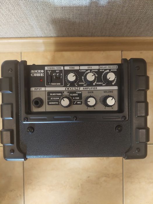 Продам электрогитару Squier bullet strat by fender, чехол, комбик Rola