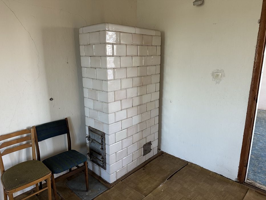 Piec kaflowy, kafle białe