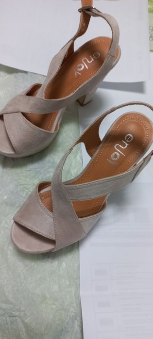 Sandálias de camurça cremes novas