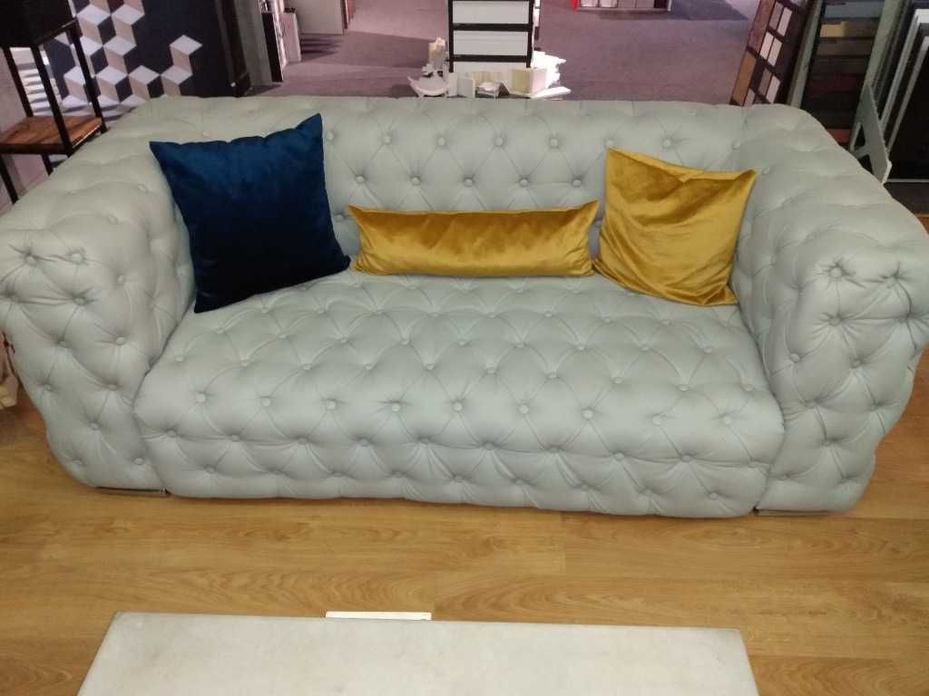 Sofa dwuosobowa, pikowana w stylu Glamour