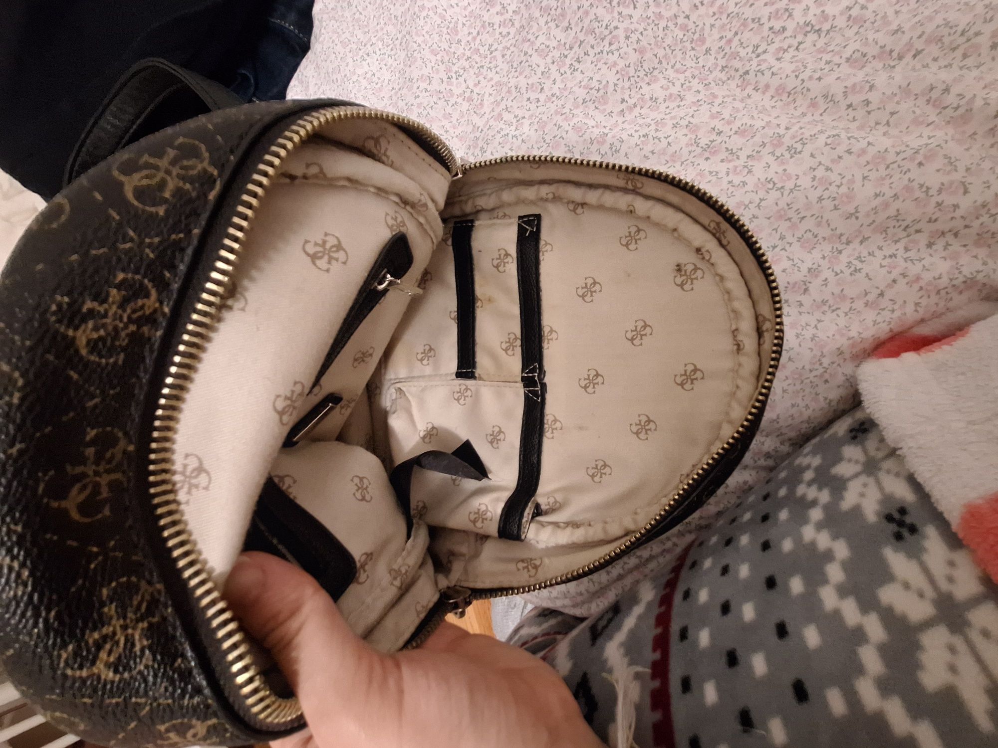 Mochila Guess
Modelo SG758632