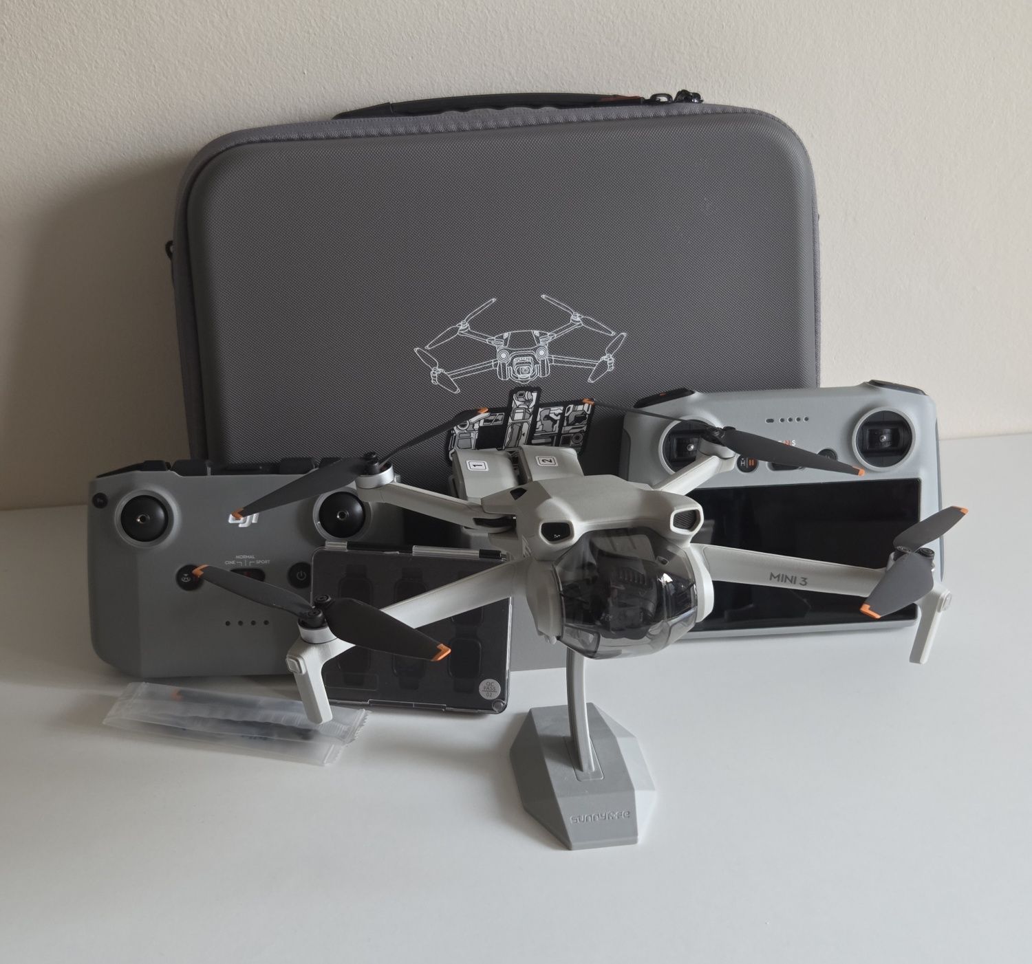 DJI Mini 3 z bogatym zestawem akcesoriów – stan idealny!