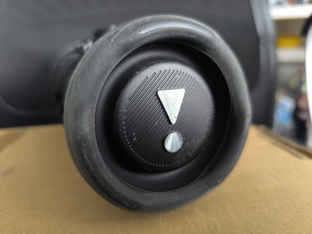 JBL Charge 5, korpus, membrany bierne, klapka baterii, przyciski