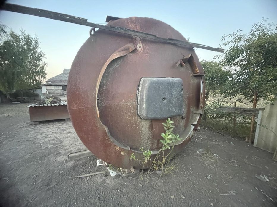 Продам металеву діжку 6.5 м  х 2 м