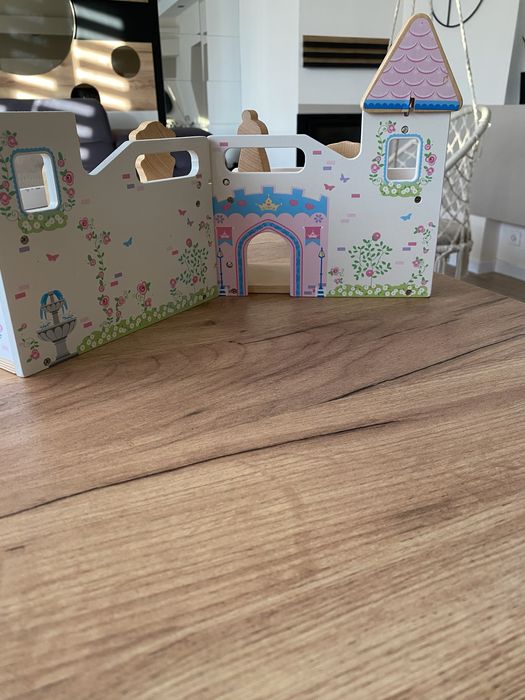 Zamek , domek drewniany z elementami