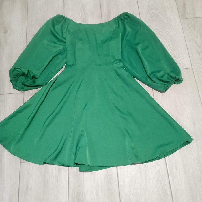 Смарагдова сукня з об'ємними рукавами та корсетною шнурівкою розмір M