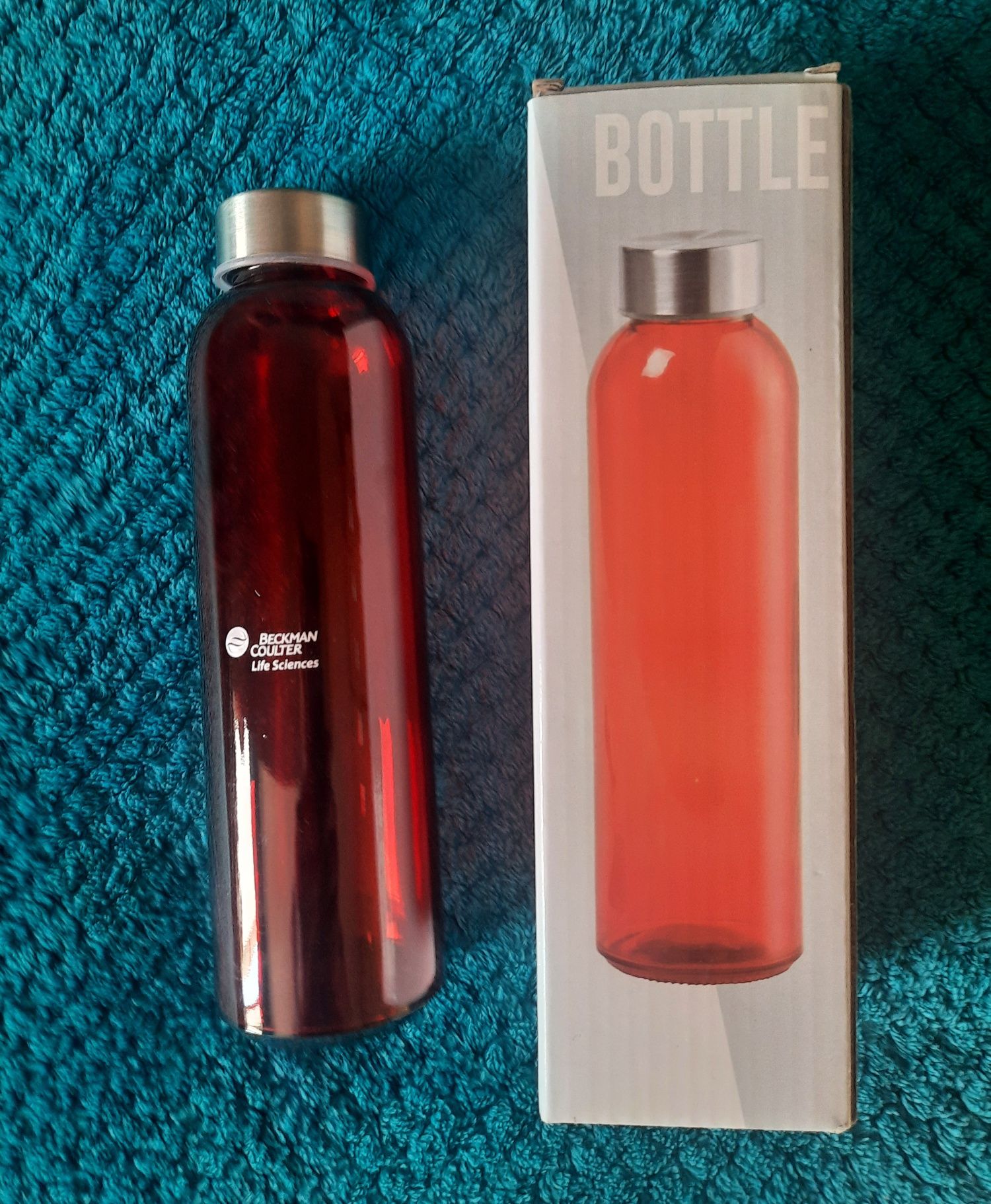Czerwona, szklana butelka na wodę 500ml