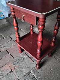stary drewniany stolik z szufladą i stołkiem