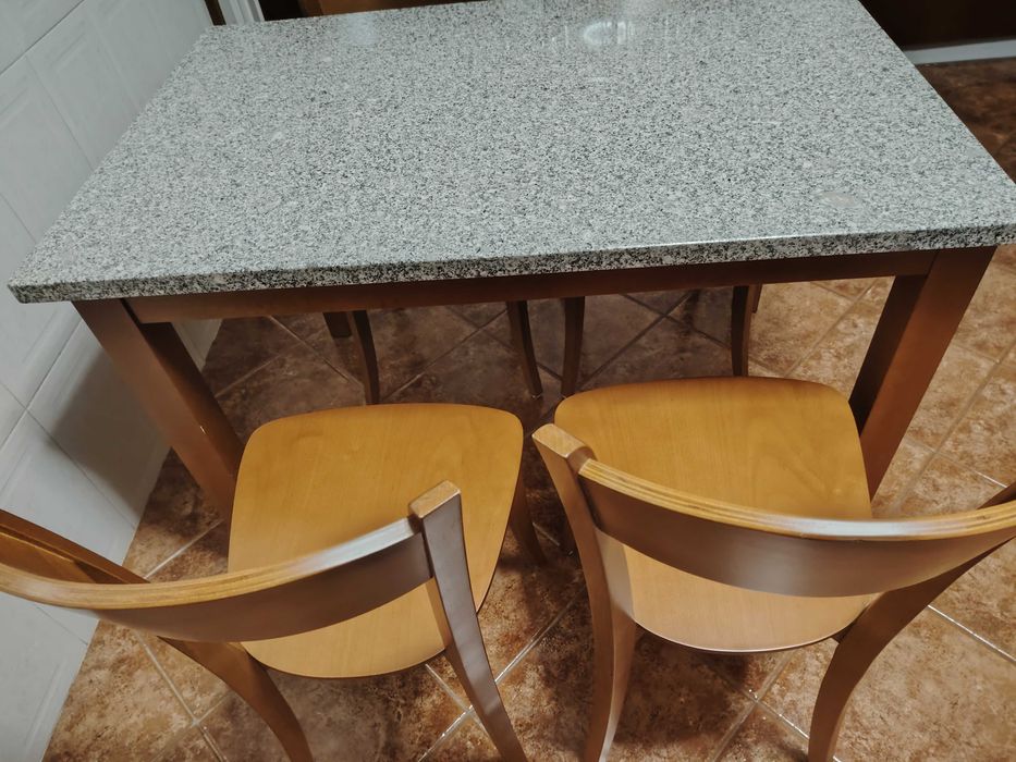 Mesa de cozinha em granito, com 4 cadeiras